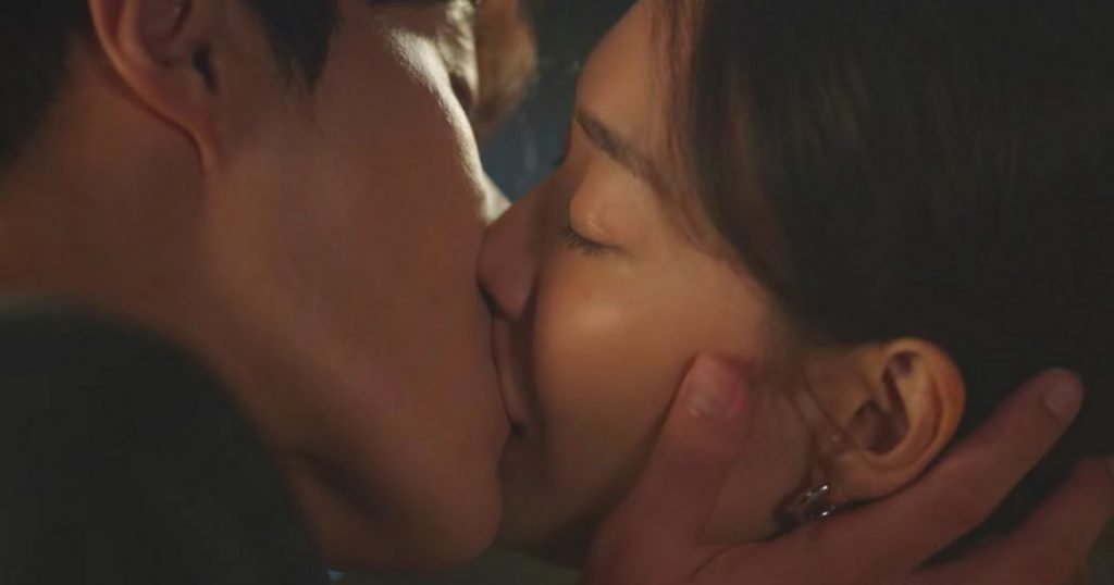 La scène de baiser torride de l’acteur Kim Seon Ho et de l’actrice Shin Min Ah dans « Hometown Cha-Cha-Cha » apporte la chaleur et le cœur.