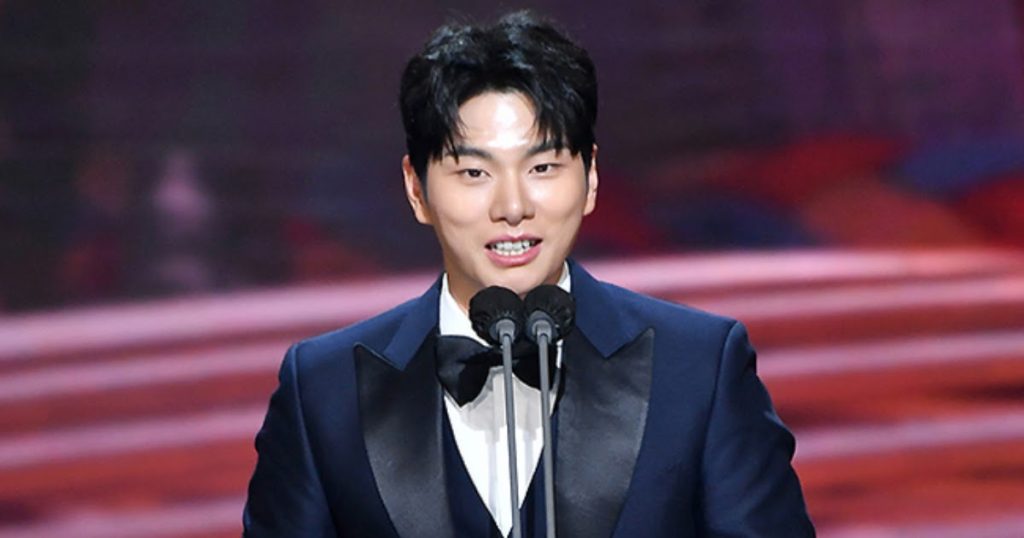 L’acteur Lee Yi Kyung prononce le discours d’acceptation le plus mignon et le plus inattendu lors des « 2021 KBS Drama Awards ».