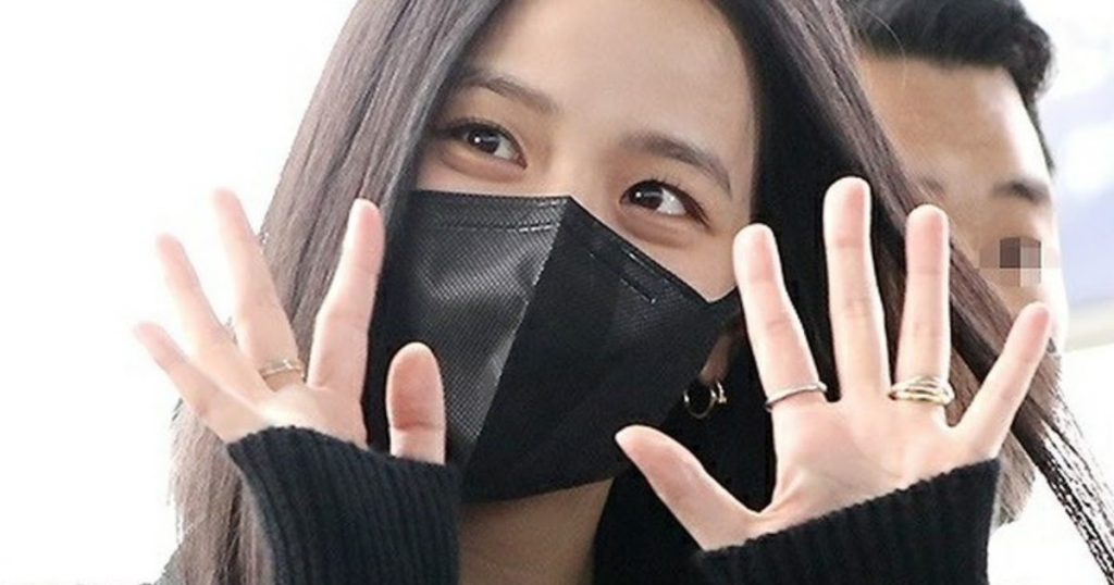 Jisoo de BLACKPINK quitte l’aéroport de Paris en VIP… mais retourne quand même rendre visite à ses fans.