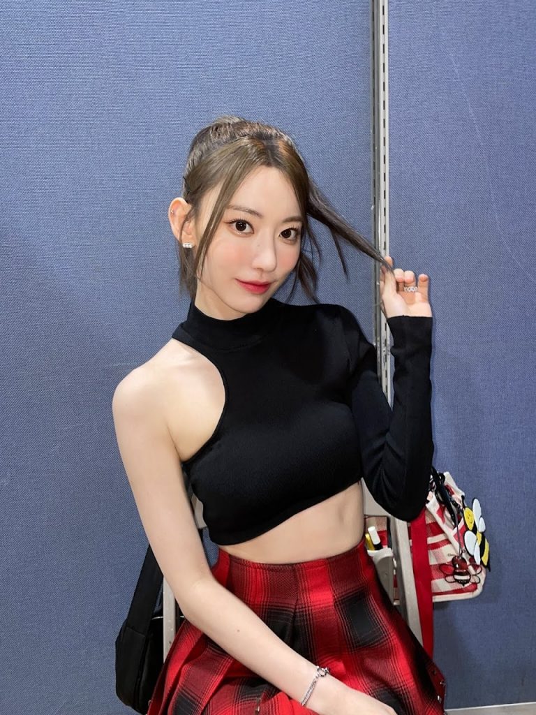 TWICE Mina et Sakura de LE SSERAFIM portaient la même mini-jupe mais servaient des vibrations totalement différentes