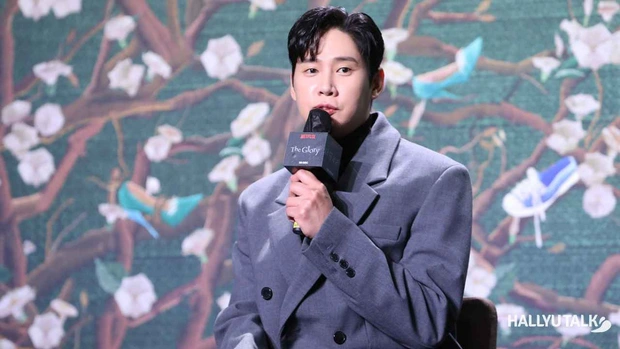 Jouant le fils d’un propriétaire de terrain de golf dans « The Glory », Park Sung Hoon s’avère être le fils d’une famille riche dans la vraie vie