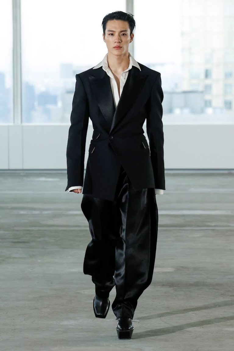 Jeno de NCT DREAM devient viral après avoir lancé une nouvelle couleur et un nouveau style de cheveux – et a l’air plus chaud que jamais